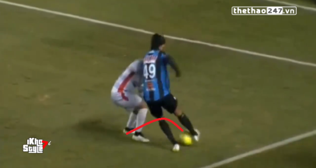 VIDEO: Bị kèm chặt, Ronaldinho dùng tuyệt chiêu xâu kim đối thủ